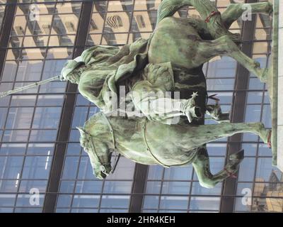 Ein Gaucho zu Pferd in der Stadt. Denkmal für den Gaucho Stockfoto
