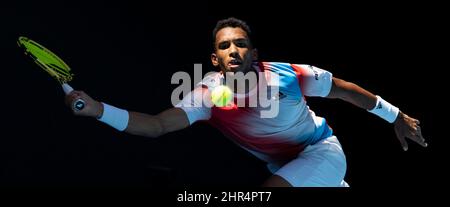 Nahaufnahme von Felix Auger Aliassime, der auf der Flucht mit der Vorhand auf die Flucht trifft. Australian Open 2022. Stockfoto