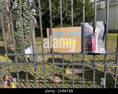 Prag, Tschechische Republik. 25.. Februar 2022. Transparente, die die Unterstützung der Ukraine bekunden, wurden am 25. Februar 2022 von Russland am Zaun der Botschaft der Russischen Föderation in Prag, Tschechische Republik, angegriffen. Kredit: Zdenek Fucik/CTK Foto/Alamy Live Nachrichten Stockfoto