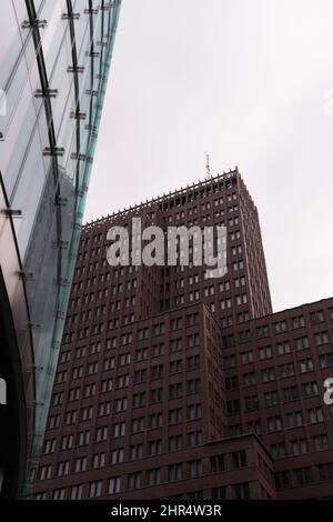 Vertikale Low-Angle-Aufnahme moderner Gebäude Stockfoto