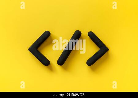 Symbol für die Entwicklung von Programmiersprachen auf gelbem Hintergrund. Softwareentwicklungskonzept. Programmierung Code Browser Symbol, 3D Zeichen Website-Codierung. Stockfoto