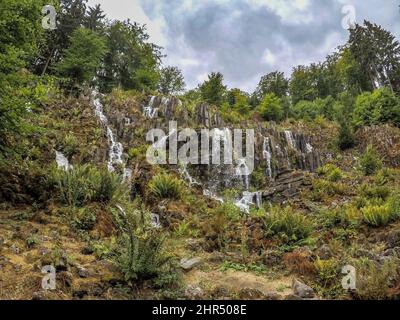 Wasserfallkaskade im Bergpark, Deutschland Stockfoto