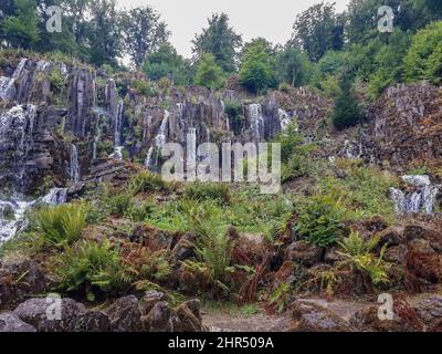 Wasserfallkaskade im Bergpark, Deutschland Stockfoto