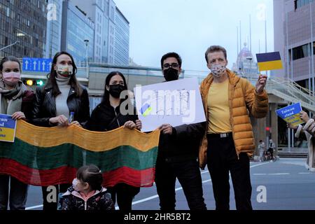 Taipei City, Taiwan. 25.. Februar 2022. Eine Gruppe von freiwilligen ukrainischen, weißrussischen, kasachischen, litauischen Menschen, Russische und taiwanesische Menschen versammelten sich vor dem Gebäude des Repräsentantenbüros der Koordinierungskommission Moskau-Taipeh, um gegen die russische Invasion in der Ukraine zu protestieren und Solidarität mit den Menschen zu zeigen, die unter dem Krieg leiden. (Foto von Yunjie Liao/Pacific Press) Quelle: Pacific Press Media Production Corp./Alamy Live News Stockfoto