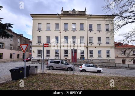 Jihlava, Tschechische Republik. 25.. Februar 2022. Die Gemeinde Jihlava ist bereit, das Gebäude des ehemaligen Kinder- und Jugendhauses (DDM), das am 25. Februar 2022 in der Brnenska Straße, Jihlava, Tschechische Republik, Um die Bewohner aus der Ukraine aufzunehmen, wenn die Tschechei beginnt, Flüchtlinge aufzunehmen. Das Gebäude verfügt über Wasser, Schlafgelegenheiten und kann dort beheizt werden. Kredit: Lubos Pavlicek/CTK Foto/Alamy Live Nachrichten Stockfoto