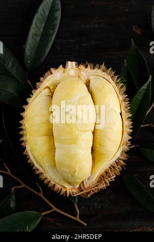 Saisonaler Durian König der Früchte Montong Thailand, reifes Durian. Leckeres Durian, das auf einem Holztisch geschält wurde, Ansicht von oben Stockfoto