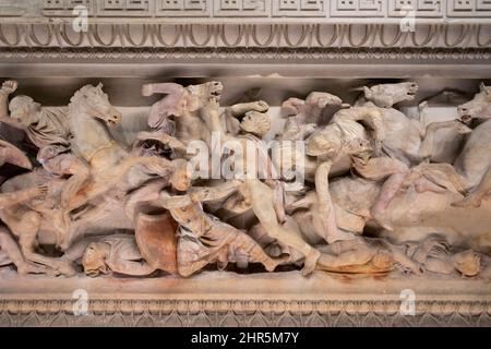 Detailansicht des Alexander-Sarkophags in den Archäologischen Museen in Istanbul, Türkei. Stockfoto