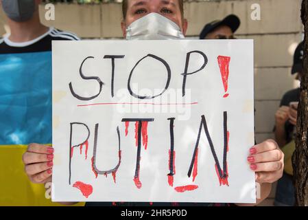 Bangkok, Thailand. 25.. Februar 2022. Ein ukrainischer Protestler hält während der Demonstration ein Plakat mit.ukrainische und thailändische Anti-Kriegs-Demonstranten versammelten sich vor der russischen Botschaft in Bangkok, um gegen die russische Invasion in der Ukraine zu protestieren und um Unterstützung für die Ukraine nach dem russischen Militäreinmarsch in die Ukraine zu rufen. Kredit: SOPA Images Limited/Alamy Live Nachrichten Stockfoto