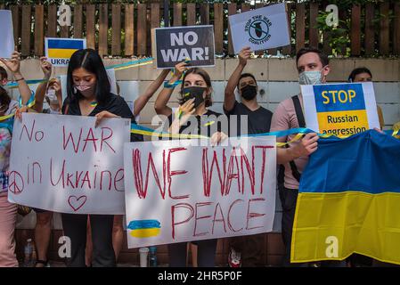 Bangkok, Thailand. 25.. Februar 2022. Ukrainische und thailändische Demonstranten sahen während der Demonstration Plakate halten.ukrainische und thailändische Anti-Kriegs-Demonstranten versammelten sich vor der russischen Botschaft in Bangkok, um gegen die russische Invasion in der Ukraine zu protestieren und um Unterstützung für die Ukraine nach dem russischen Militär in die Ukraine zu rufen. Kredit: SOPA Images Limited/Alamy Live Nachrichten Stockfoto