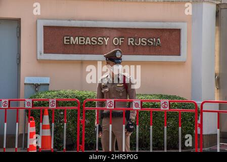 Bangkok, Thailand. 25.. Februar 2022. Ein thailändischer Polizist steht während der Demonstration vor der russischen Botschaft auf Wache. Kredit: SOPA Images Limited/Alamy Live Nachrichten Stockfoto