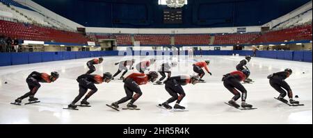 Skater rund um die Strecke, umgeben von Teamkollegen während einer Trainingseinheit in Vorbereitung auf die Olympischen Kurzstrecken-Eisschnelllauf-Rennen am Mittwoch, 31. Juli 2013 in Montreal. DIE KANADISCHE PRESSE/Paul Chiasson