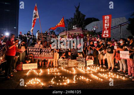 Manila, Philippinen. 25.. Februar 2022. Anhänger des amtierenden Vizepräsidenten und des hoffnungsvollen Präsidenten Leni Robredo und Aktivisten zünden am Mittwoch in Quezon City, Philippinen, Kerzen an, während eines Protestes zum 36.. Jahrestag der Revolution der Volksmacht. 25. Februar 2022. Verschiedene Gruppen forderten die Gerechtigkeit zahlreicher Menschenrechtsverletzungen im Land und die Nichtwahl eines weiteren Marcos bei den nationalen Wahlen vom kommenden Mai 2022, da sie die EDSA People Power Revolution feiern, einen Aufstand, der den verstorbenen Diktator Ferdinand Marcos 1986 von einer 20-jährigen Herrschaft gestürzt hat. (Kreditbild Stockfoto