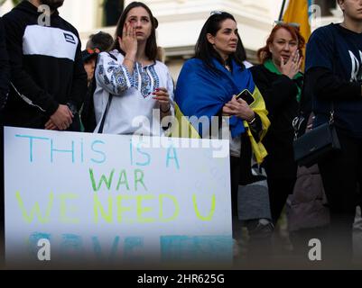 Sacramento, USA. 24.. Februar 2022. Am Donnerstag, den 24. Februar 2022, versammeln sich emotionale Mitglieder der slawischen Gemeinschaft, um gegen die russische Invasion der Ukraine im kalifornischen Kapitol in Sacramento, Kalifornien, zu protestieren. (Foto von Rahul Lal/Sipa USA) Quelle: SIPA USA/Alamy Live News Stockfoto