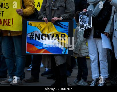 Sacramento, USA. 24.. Februar 2022. Die slawische Gemeinde versammelt sich am Donnerstag, den 24. Februar 2022, um gegen die russische Invasion der Ukraine im kalifornischen Kapitol in Sacramento, Kalifornien, zu protestieren. (Foto von Rahul Lal/Sipa USA) Quelle: SIPA USA/Alamy Live News Stockfoto