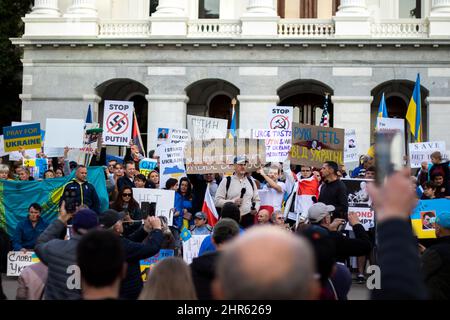 Sacramento, USA. 24.. Februar 2022. Die slawische Gemeinde versammelt sich am Donnerstag, den 24. Februar 2022, um gegen die russische Invasion der Ukraine im kalifornischen Kapitol in Sacramento, Kalifornien, zu protestieren. (Foto von Rahul Lal/Sipa USA) Quelle: SIPA USA/Alamy Live News Stockfoto