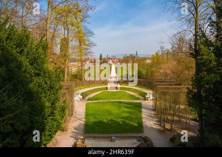 Spektakuläre Aussicht auf das Naturtheater und das Parterre der alten Orangerie im Hintergrund, vom Apollotempel im berühmten Garten von... Stockfoto