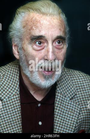 Christopher Lee, der die Rolle des SARUMAN in der Herr der Ringe-Trilogie spielt und seine Autobiographie Lord OF MISSREGLE im Waterstones Buchladen in promotet Stockfoto