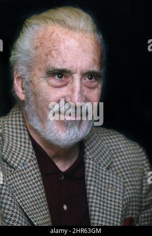 Christopher Lee, der die Rolle des SARUMAN in der Herr der Ringe-Trilogie spielt und seine Autobiographie Lord OF MISSREGLE im Waterstones Buchladen in promotet Stockfoto