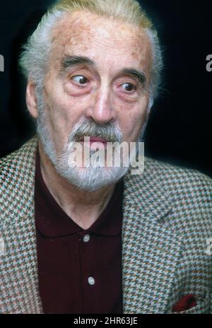 Christopher Lee, der die Rolle des SARUMAN in der Herr der Ringe-Trilogie spielt und seine Autobiographie Lord OF MISSREGLE im Waterstones Buchladen in promotet Stockfoto