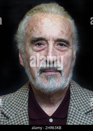 Christopher Lee, der die Rolle des SARUMAN in der Herr der Ringe-Trilogie spielt und seine Autobiographie Lord OF MISSREGLE im Waterstones Buchladen in promotet Stockfoto