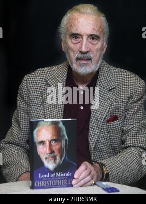 Christopher Lee, der die Rolle des SARUMAN in der Herr der Ringe-Trilogie spielt und seine Autobiographie Lord OF MISSREGLE im Waterstones Buchladen in promotet Stockfoto