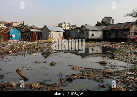 Dhaka, Bangladesch. 25.. Februar 2022. Verschmutzung in einem Slum-Gebiet in Dhaka, Bangladesch. (Bild: © Kazi Salahuddin via ZUMA Press Wire) Stockfoto