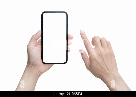 Hand hält Smartphone und Hand berühren Telefon mit leerem Bildschirm isoliert auf weißem Hintergrund. Stockfoto