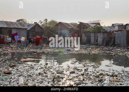 Dhaka, Bangladesch. 25.. Februar 2022. Verschmutzung in einem Slum-Gebiet in Dhaka, Bangladesch. (Bild: © Kazi Salahuddin via ZUMA Press Wire) Stockfoto