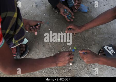 Dhaka, Bangladesch. 25.. Februar 2022. Kinder werden in einem Slum-Gebiet gesehen, oft sind diese Kinder in Dhaka, Bangladesch, häufig verkümmert und unterernährt und verseucht mit Nahrung und Wasser. (Bild: © Kazi Salahuddin via ZUMA Press Wire) Stockfoto