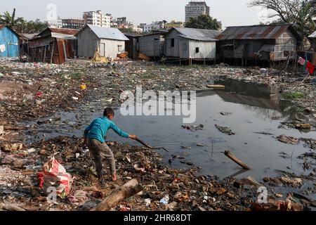 Dhaka, Bangladesch. 25.. Februar 2022. Kinder werden in einem Slum-Gebiet gesehen, oft sind diese Kinder in Dhaka, Bangladesch, häufig verkümmert und unterernährt und verseucht mit Nahrung und Wasser. (Bild: © Kazi Salahuddin via ZUMA Press Wire) Stockfoto