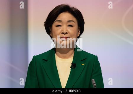 Seoul, Südkorea. 25.. Februar 2022. SIM Sang-jung, Präsidentschaftskandidat der Justizpartei, nimmt am Freitag, den 25. Februar 2022, an einer Präsidentschaftsdebatte im SBS-Studio in Seoul, Südkorea, Teil. Südkorea wählt am 9. März einen neuen Präsidenten. Fotograf: SeongJoon Cho/Bloomberg Pool via Credit: SIPA USA/Alamy Live News Stockfoto