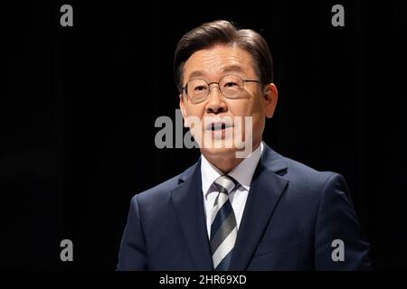 Seoul, Südkorea. 25.. Februar 2022. Lee Jae-myung, Präsidentschaftskandidat der regierenden Demokratischen Partei, nimmt am Freitag, den 25. Februar 2022, an einer Präsidentschaftsdebatte im SBS-Studio in Seoul, Südkorea, Teil. Südkorea wählt am 9. März einen neuen Präsidenten. Fotograf: SeongJoon Cho/Bloomberg Pool via Credit: SIPA USA/Alamy Live News Stockfoto