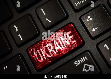 Meldung auf gebrochener roter ENTER-Taste der Tastatur. Computer Ukraine Krieg Angriff Warnung. Speicherplatz kopieren. Stockfoto