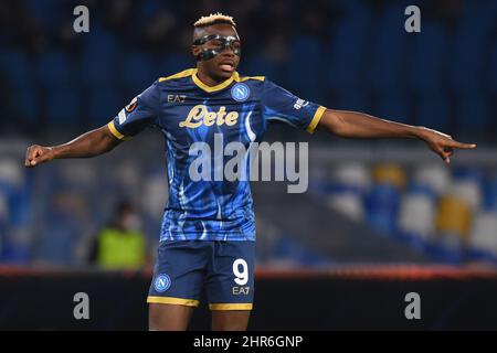 Napoli, Italien. 24.. Februar 2022. Victor Osimhen (SSC Napoli) gestikuliert während des Spiels UEFA Europa League zwischen SSC Napoli und FC Barcellona im Stadio Diego Armando Maradona Endstand: 2-4 (Bildnachweis: © Agostino Gemito/Pacific Press via ZUMA Press Wire) Stockfoto