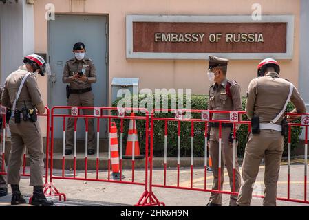 Bangkok, Thailand. 25.. Februar 2022. Thailändische Polizisten stehen während der Demonstration vor der russischen Botschaft auf Wache. (Foto von Peerapon Boonyakiat/SOPA Images/Sipa USA) Quelle: SIPA USA/Alamy Live News Stockfoto