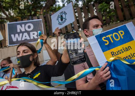 Bangkok, Thailand. 25.. Februar 2022. Ukrainische und thailändische Anti-Kriegs-Demonstranten versammelten sich vor der russischen Botschaft in Bangkok, um gegen die russische Invasion in der Ukraine zu protestieren und um Unterstützung für die Ukraine zu fordern, nachdem das russische Militär in die Ukraine eingedrungen war. (Foto von Peerapon Boonyakiat/SOPA Images/Sipa USA) Quelle: SIPA USA/Alamy Live News Stockfoto