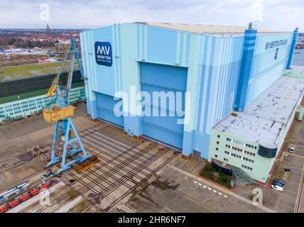 25. Februar 2022, Mecklenburg-Vorpommern, Stralsund: Die Schiffbauhalle auf dem Gelände der MV Werften am Standort Stralsund (Luftaufnahme mit Drohne). Am 10. Januar meldete MV Werften mit den Standorten Wismar, Rostock und Stralsund die Insolvenz an und leitete damit das vorläufige Insolvenzverfahren ein. Das reguläre Insolvenzverfahren soll nun am kommenden Dienstag beginnen, und die Transfergesellschaften sollen gleichzeitig ihre Arbeit aufnehmen. Ihre Amtszeit wird zunächst auf vier Monate festgesetzt. Die Stadt Stralsund will die Werft in Stralsund kaufen. Foto: Stefan Sauer/dpa Stockfoto