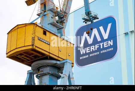 25. Februar 2022, Mecklenburg-Vorpommern, Stralsund: Die Schiffbauhalle auf dem MV Werften-Gelände in Stralsund. Am 10. Januar meldete MV Werften mit den Standorten Wismar, Rostock und Stralsund die Insolvenz an und leitete damit das vorläufige Insolvenzverfahren ein. Das reguläre Insolvenzverfahren soll nun am kommenden Dienstag beginnen, und die Transfergesellschaften sollen gleichzeitig ihre Arbeit aufnehmen. Ihre Amtszeit wird zunächst auf vier Monate festgesetzt. Die Stadt Stralsund will die Werft in Stralsund kaufen. Foto: Stefan Sauer/dpa Stockfoto