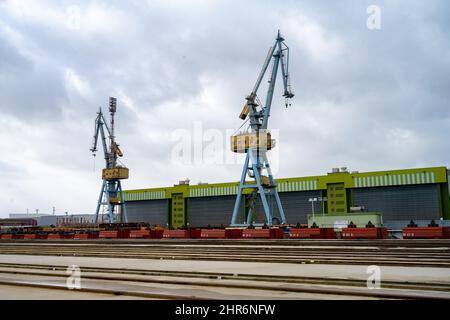 25. Februar 2022, Mecklenburg-Vorpommern, Stralsund: Eine Schiffshebewerk am Standort MV Werften in Stralsund. Am 10. Januar meldete MV Werften mit den Standorten Wismar, Rostock und Stralsund die Insolvenz an und leitete damit das vorläufige Insolvenzverfahren ein. Das reguläre Insolvenzverfahren soll nun am kommenden Dienstag beginnen, und die Transfergesellschaften sollen gleichzeitig ihre Arbeit aufnehmen. Ihre Amtszeit wird zunächst auf vier Monate festgesetzt. Die Stadt Stralsund will die Werft in Stralsund kaufen. Foto: Stefan Sauer/dpa Stockfoto