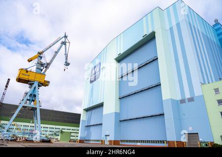 25. Februar 2022, Mecklenburg-Vorpommern, Stralsund: Blick auf die Schiffbauhalle auf dem MV Werften-Gelände in Stralsund. Am 10. Januar meldete MV Werften mit den Standorten Wismar, Rostock und Stralsund die Insolvenz an und leitete damit das vorläufige Insolvenzverfahren ein. Das reguläre Insolvenzverfahren soll nun am kommenden Dienstag beginnen, und die Transfergesellschaften sollen gleichzeitig ihre Arbeit aufnehmen. Ihre Amtszeit wird zunächst auf vier Monate festgesetzt. Die Stadt Stralsund will die Werft in Stralsund kaufen. Foto: Stefan Sauer/dpa Stockfoto