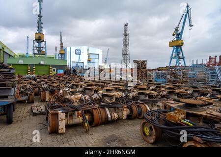 25. Februar 2022, Mecklenburg-Vorpommern, Stralsund: Kielblockwagen am Standort MV Werften in Stralsund. Am 10. Januar meldete MV Werften mit den Standorten Wismar, Rostock und Stralsund die Insolvenz an und leitete damit das vorläufige Insolvenzverfahren ein. Das reguläre Insolvenzverfahren soll nun am kommenden Dienstag beginnen, und die Transfergesellschaften sollen gleichzeitig ihre Arbeit aufnehmen. Ihre Amtszeit wird zunächst auf vier Monate festgesetzt. Die Stadt Stralsund will die Werft in Stralsund kaufen. Foto: Stefan Sauer/dpa Stockfoto