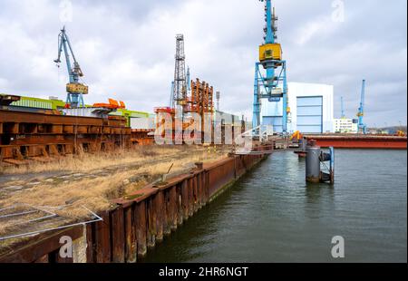 25. Februar 2022, Mecklenburg-Vorpommern, Stralsund: Die Schiffbauhalle auf dem MV Werften-Gelände in Stralsund. Am 10. Januar meldete MV Werften mit den Standorten Wismar, Rostock und Stralsund die Insolvenz an und leitete damit das vorläufige Insolvenzverfahren ein. Das reguläre Insolvenzverfahren soll nun am kommenden Dienstag beginnen, und die Transfergesellschaften sollen gleichzeitig ihre Arbeit aufnehmen. Ihre Amtszeit wird zunächst auf vier Monate festgesetzt. Die Stadt Stralsund will die Werft in Stralsund kaufen. Foto: Stefan Sauer/dpa Stockfoto