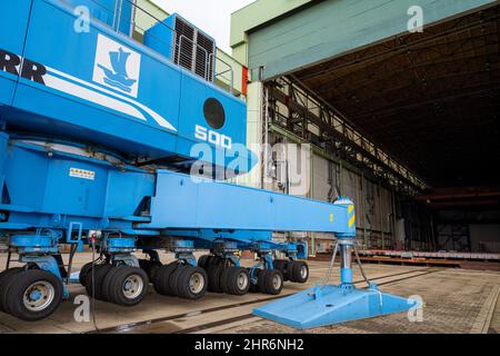 25. Februar 2022, Mecklenburg-Vorpommern, Stralsund: Blick auf das Volkswerft-Logo auf dem MS Werften-Gelände in Stralsund. Am 10. Januar meldete MV Werften mit den Standorten Wismar, Rostock und Stralsund die Insolvenz an und leitete damit das vorläufige Insolvenzverfahren ein. Das reguläre Insolvenzverfahren soll nun am kommenden Dienstag beginnen, und die Transfergesellschaften sollen gleichzeitig ihre Arbeit aufnehmen. Ihre Amtszeit wird zunächst auf vier Monate festgesetzt. Die Stadt Stralsund will die Werft in Stralsund kaufen. Foto: Stefan Sauer/dpa Stockfoto