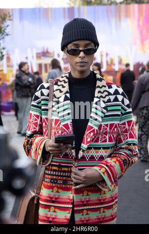 Mailand, Italien. 25.. Februar 2022. Gast ist auf der Tod's Fashion Show während der Milan Fashion Week Herbst/Winter 2022/2023 am 25.. Februar 2022 in Mailand, Italien, zu sehen. Foto: Cinzia Camela. Kredit: Unabhängige Fotoagentur/Alamy Live Nachrichten Stockfoto