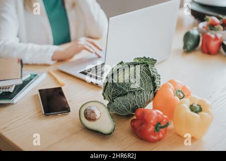 Ein Ernährungsberater gibt Empfehlungen für die richtige Ernährung. Stockfoto