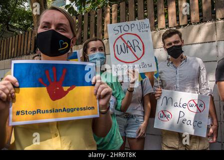 Bangkok, Thailand. 25.. Februar 2022. Ukrainische und thailändische Demonstranten sahen während der Demonstration Plakate halten.ukrainische und thailändische Anti-Kriegs-Demonstranten versammelten sich vor der russischen Botschaft in Bangkok, um gegen die russische Invasion in der Ukraine zu protestieren und um Unterstützung für die Ukraine nach dem russischen Militär in die Ukraine zu rufen. (Foto von Peerapon Boonyakiat/SOPA Images/Sipa USA) Quelle: SIPA USA/Alamy Live News Stockfoto