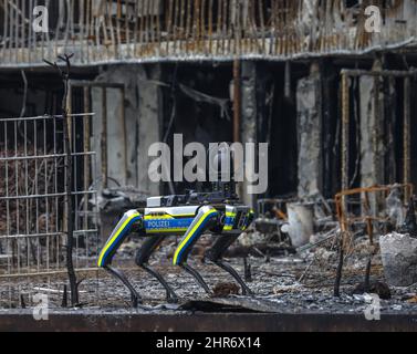 Essen, Nordrhein-Westfalen, Deutschland - Großbrand in der Essener Weststadt. Wegen der Gefahr des Zusammenbruchs, der zerstörte Wohnblock in Bargma Stockfoto