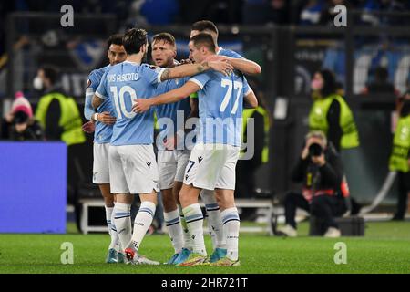 Rom, Italien. 24.. Februar 2022. Die Spieler von Latium jubeln, nachdem sie in der 19.-minütigen Fußball-Europa-League-Saison im Stadio Olimpico, Lazio gegen Porto am 24. Februar 2022 in Rom, Italien, das Tor 1-0 erzielt haben. (Foto: AllShotLive/Sipa USA) Quelle: SIPA USA/Alamy Live News Stockfoto