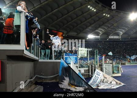 Rom, Italien. 24.. Februar 2022. Die Anhänger des Latiums beim Fußballspiel Europa League Match im Stadio Olimpico, Lazio gegen Porto am 24. Februar 2022 in Rom, Italien. (Foto: AllShotLive/Sipa USA) Quelle: SIPA USA/Alamy Live News Stockfoto