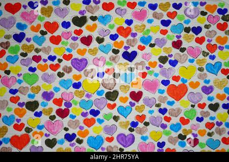 Viele Herzen mit Pinsel auf Valentinstag Feier gemalt. Kunstkarte Stockfoto